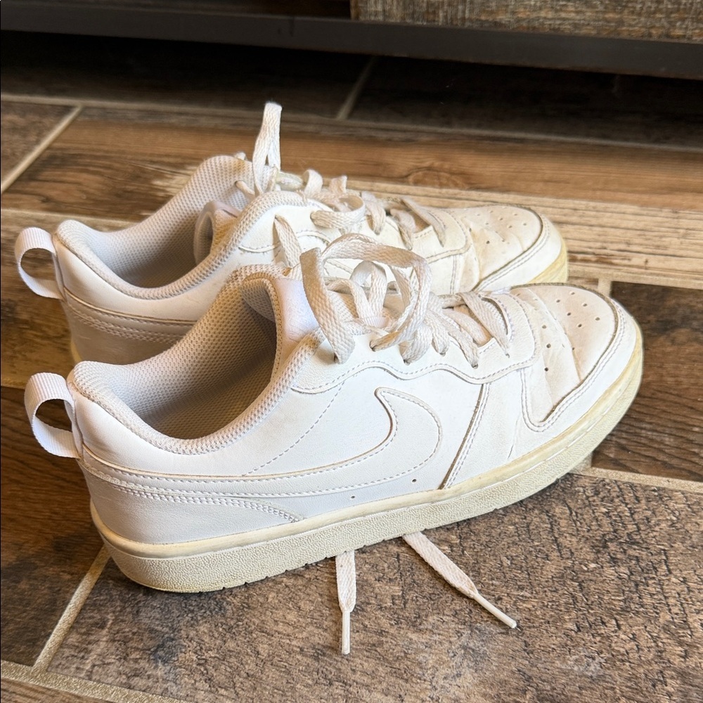 Nike Cream & White Low-Top Sneakers